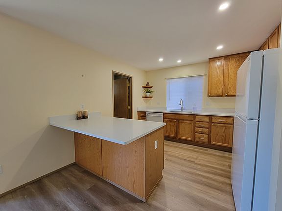 5th image of 9914 223rd Ave NE