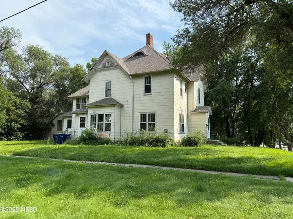 324 1st St NW, Watertown, SD 57201