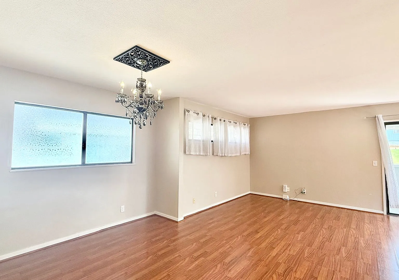 3br/2.5ba with garage, yard, solar panels in Aiea Heights! Pets Negotiable! — Photo 3