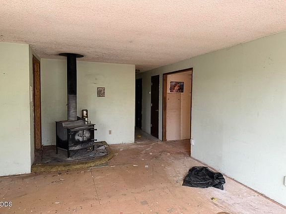 5th image of 207 E Yahooskin St