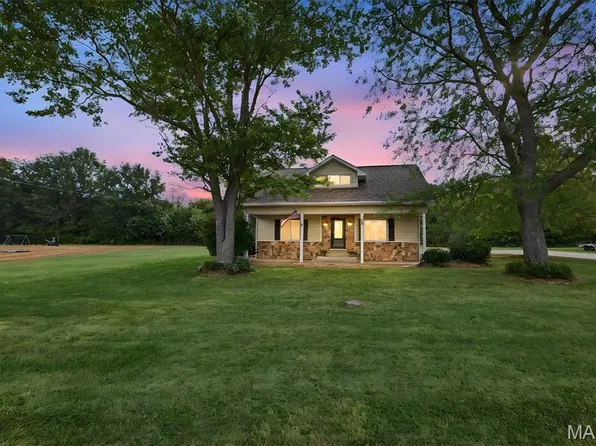 278 Canadian Dr, Staunton, IL 62088