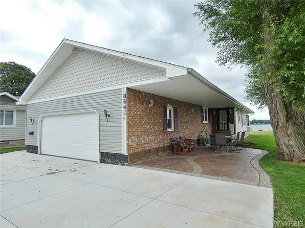 8641 Rivershore Dr, Niagara Falls, NY 14304