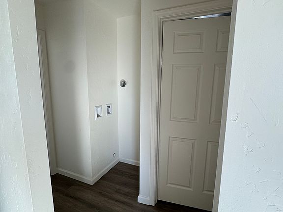 Washer and dryer hook up, which makes living convenient for families.