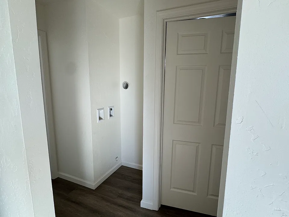 Washer and dryer hook up, which makes living convenient for families.