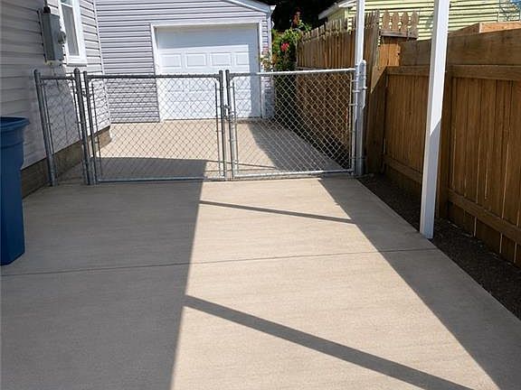 4th image of 853 32nd St