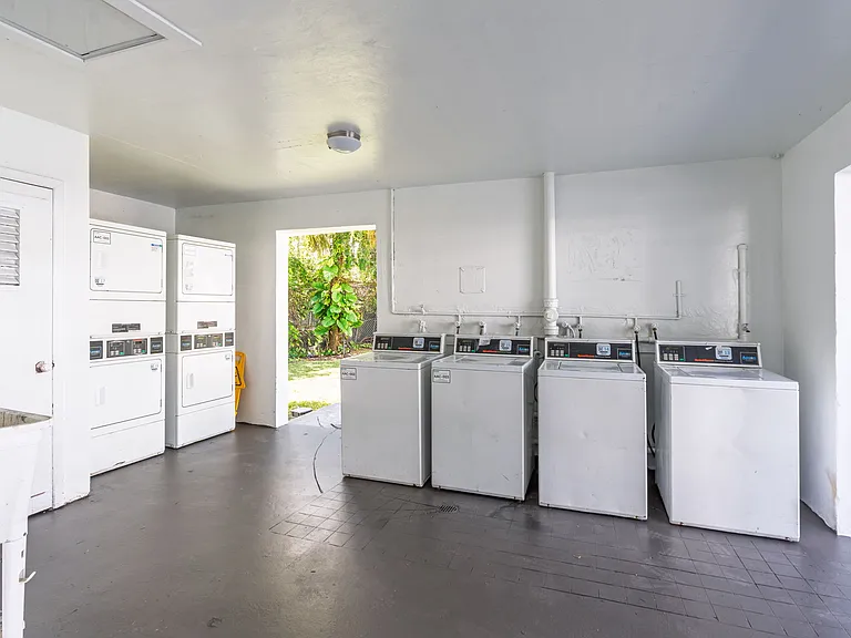 Lakeshore Presidential Apartments — Photo 14