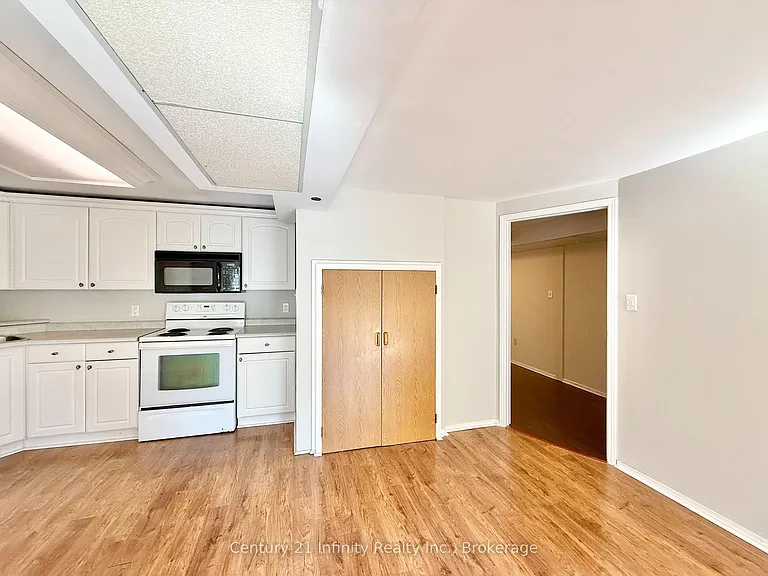 384 Leslie St — Photo 6