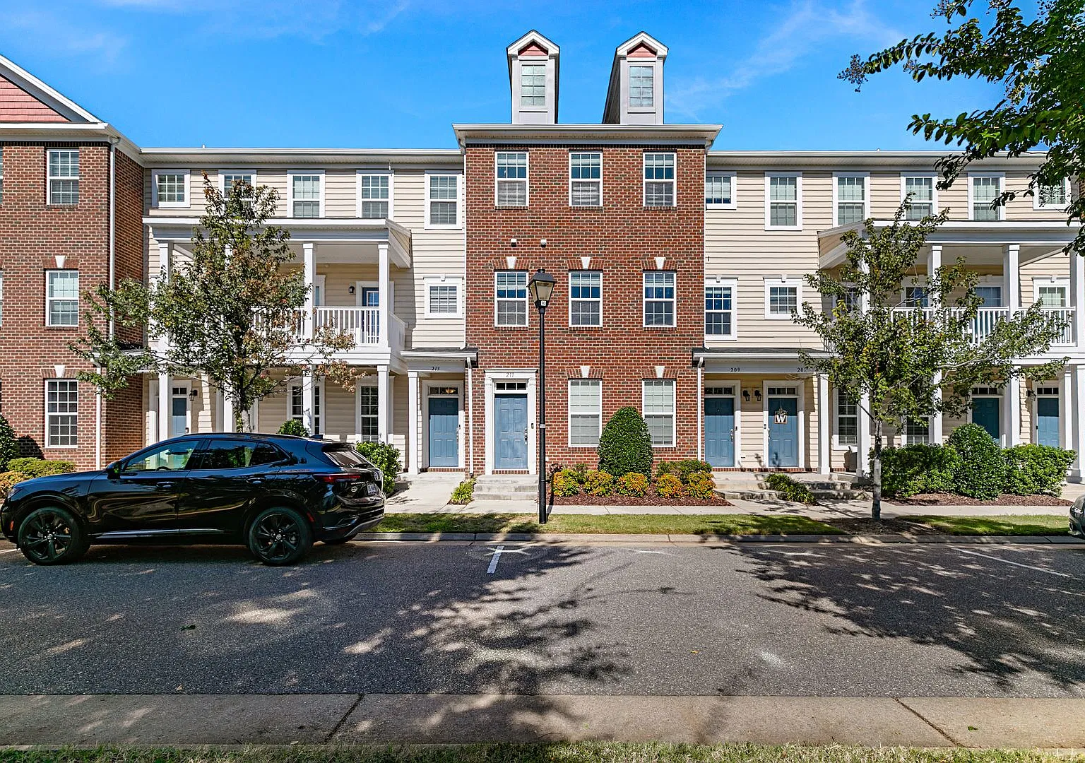 3 bed, 2.5 bath, 1947 sqft, $3,000 — Photo 1