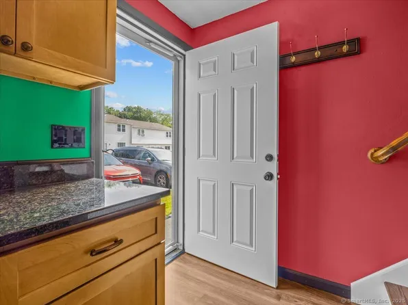 1081 New Haven Road APT 12F, Naugatuck, CT 06770