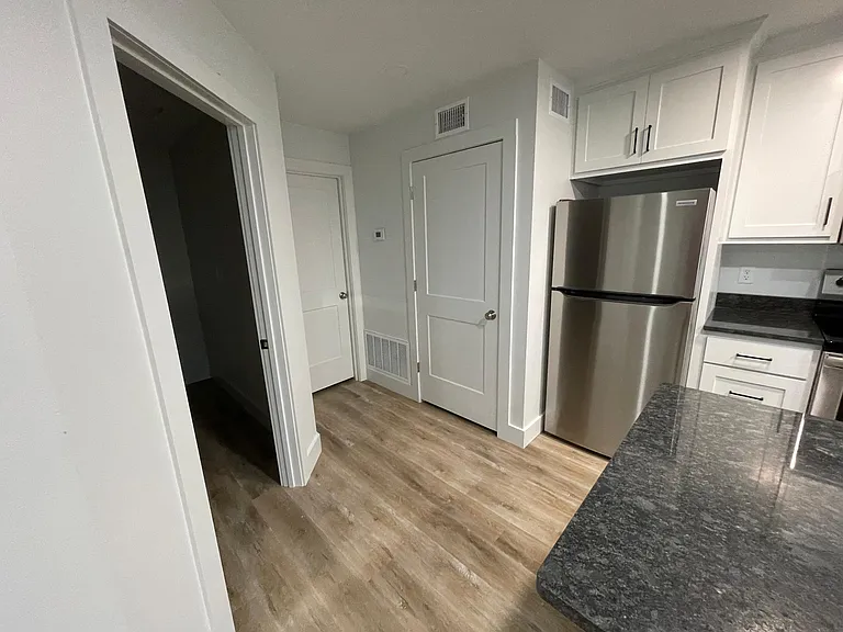 600 E Market Ave #1 — Photo 4