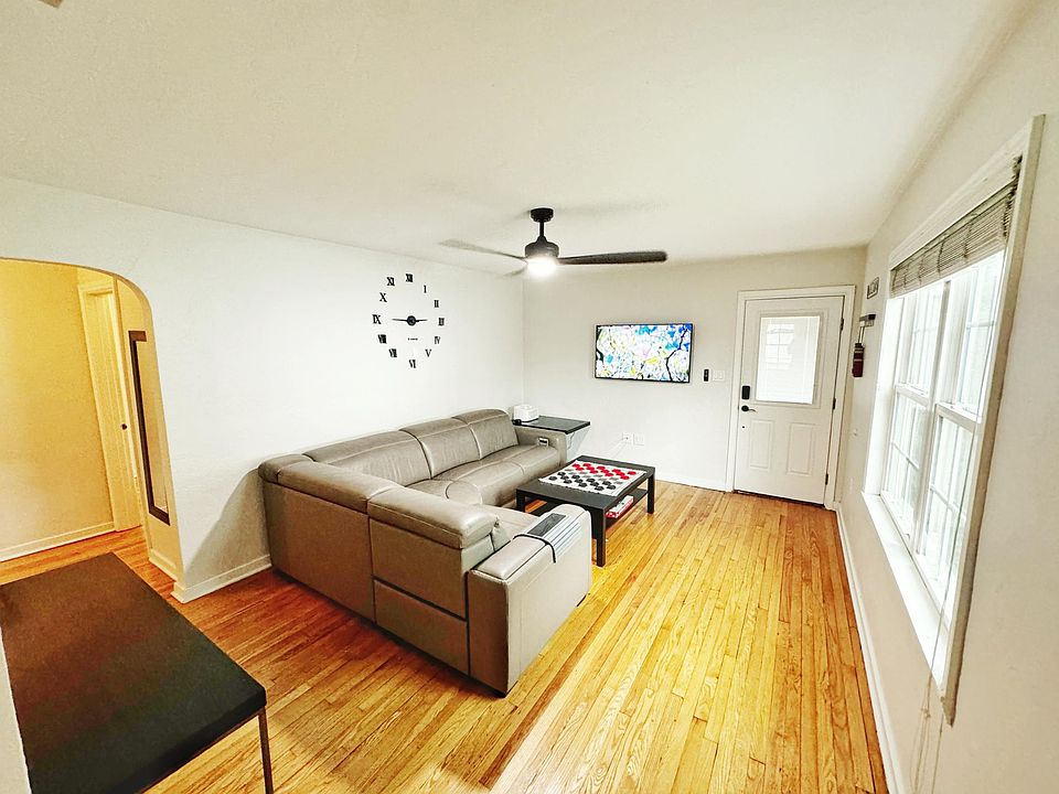 1st image of 224 12th Ave N #1/2