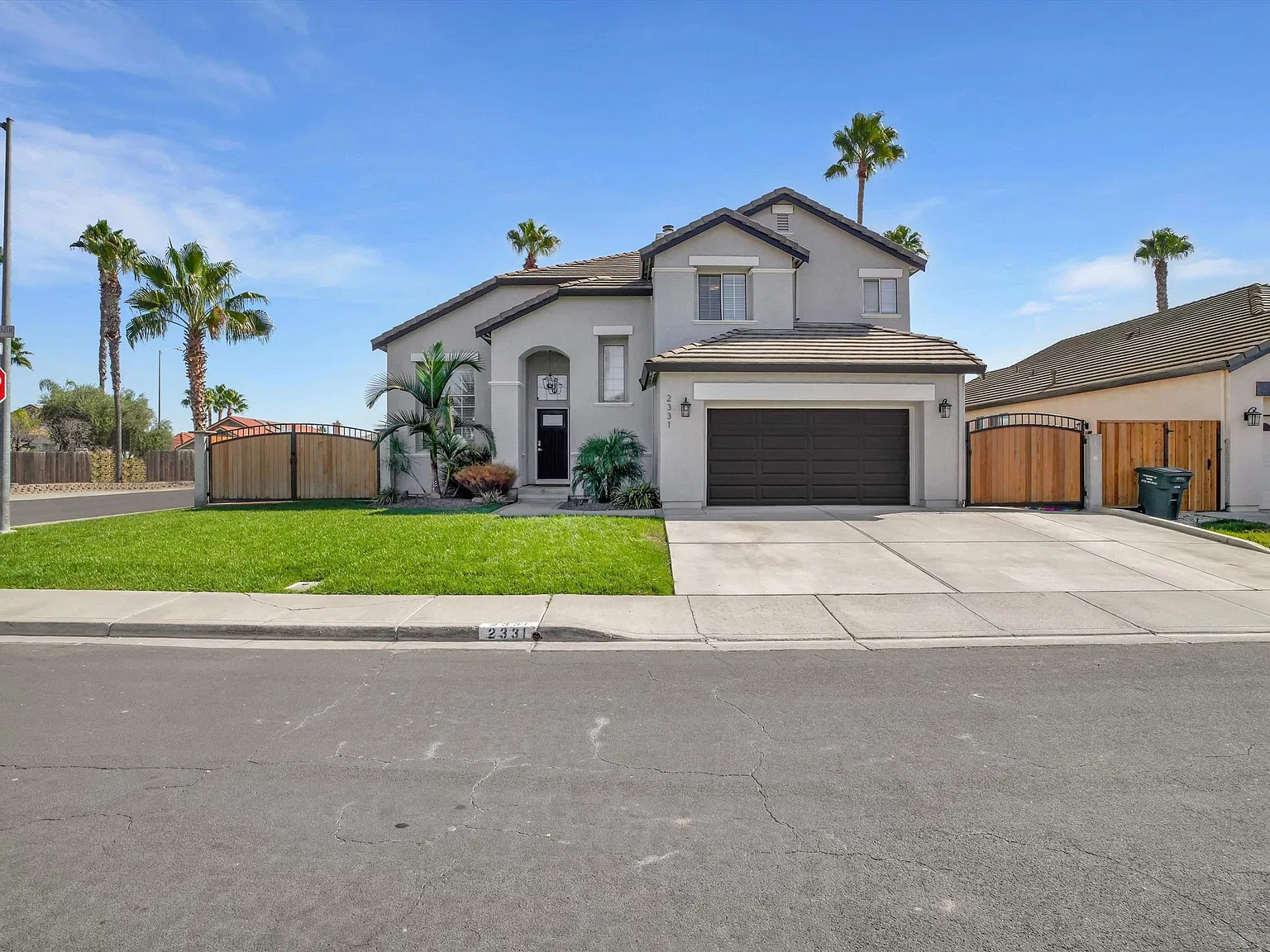 4 bed, 2.5 bath, 2136 sqft, $4,500 — Photo 2