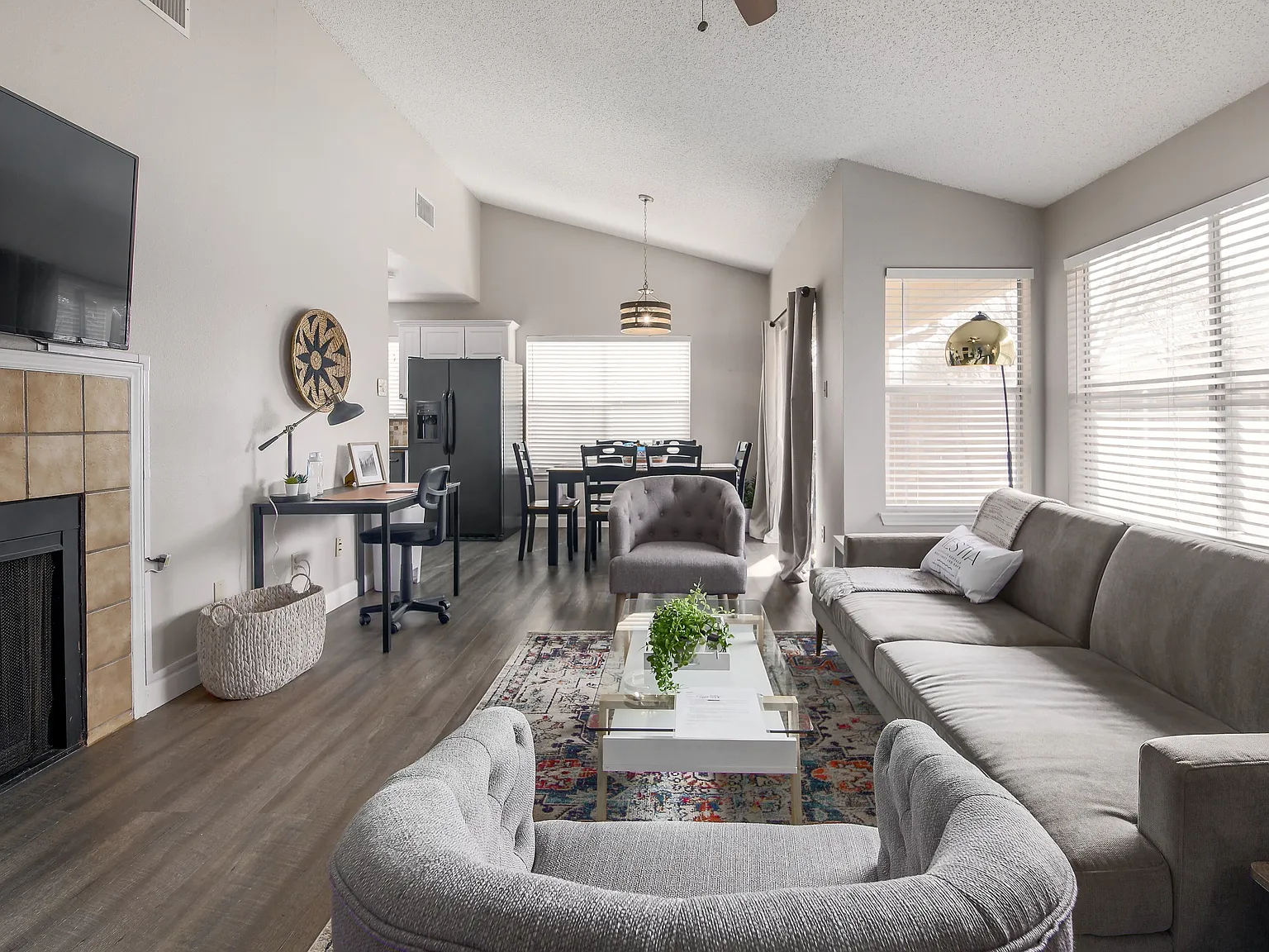 3 bed, 1089 sqft, $2,050 — Photo 4