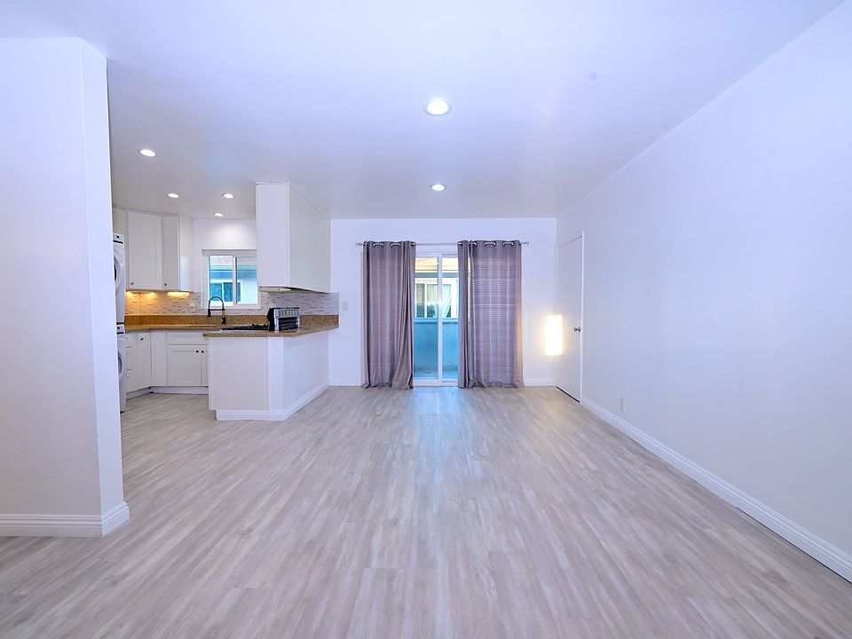 spacious and fully upgraded unit