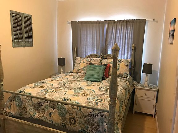 2nd image of 805 N Poinsettia Pl