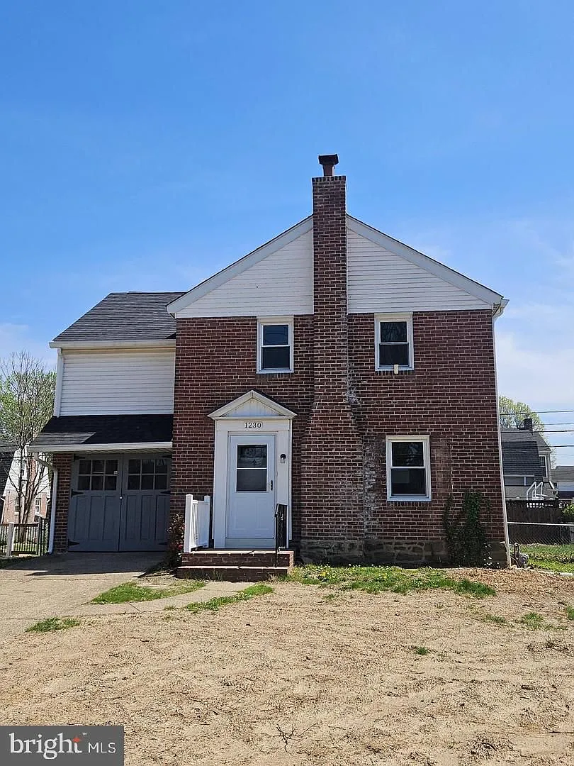 3 bed, 1.0 bath, 1208 sqft, $2,350 — Photo 1
