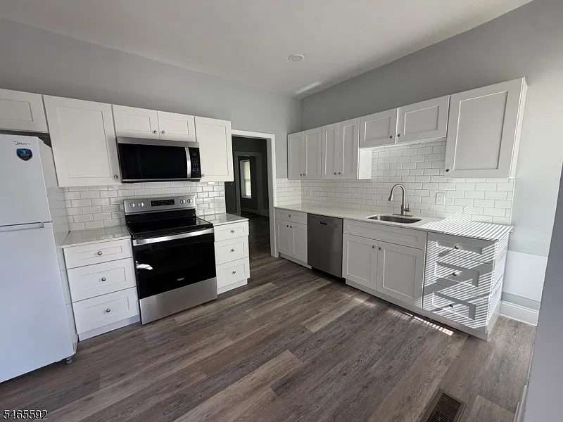 2 bed, 1.0 bath, $2,000 — Photo 2