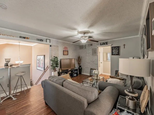 623 Ridgeline Dr, Hurst, TX 76053