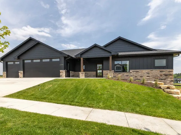 2461 Whisper Woods Ln, Dubuque, IA 52003