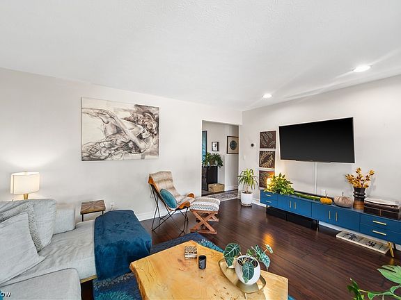 4th image of 24985 Bayfair Ct