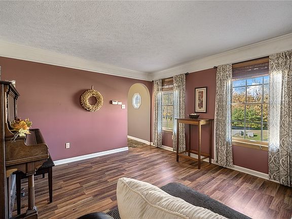 5th image of 174 Woodbine Dr