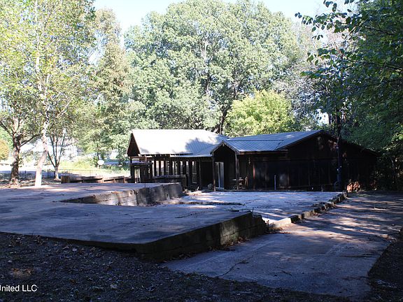 4th image of 51 Connie Dr
