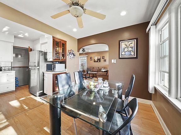 3rd image of 709 Balmoral Ave
