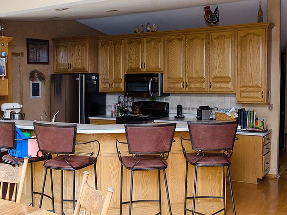 Kitchen
						:
						Stainless steel appliances