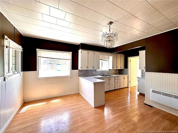 8th image of 233 Hilldale Rd