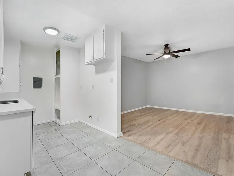 1114 W 117th St #5 — Photo 1