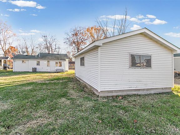 3rd image of 150 Maple St