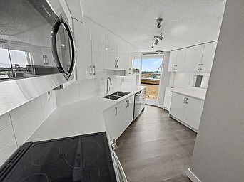 2nd image of 5733 Cambie St #1554152