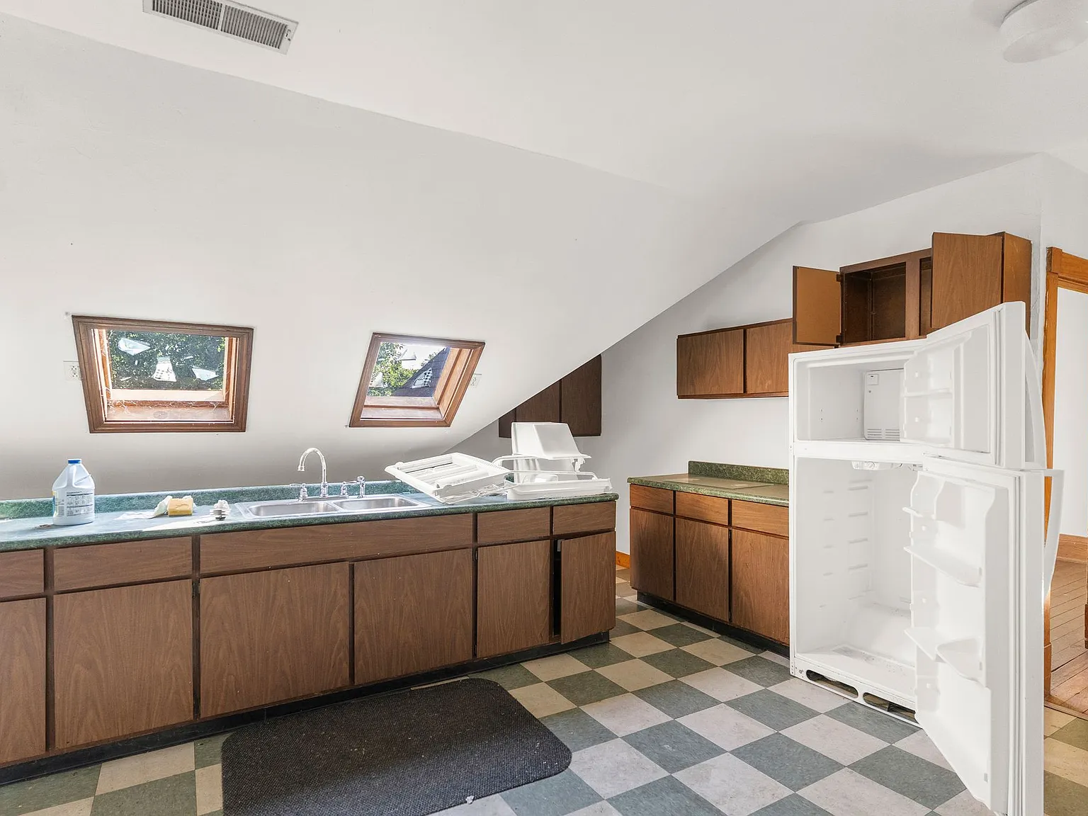 3 bed, 1200 sqft, $900 — Photo 3