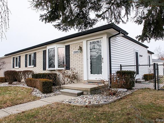 3rd image of 15893 Powell Dr