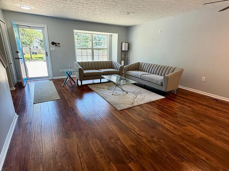 9804 Royal Commerce Pl — Photo 3