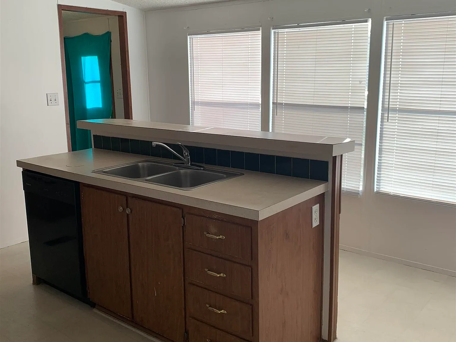 3 bed, 2.0 bath, 1176 sqft, $1,250 — Photo 3