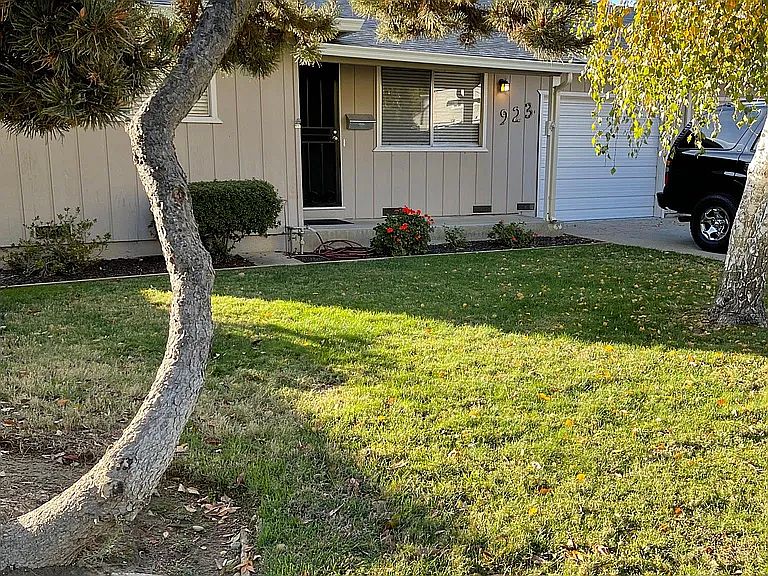 1st image of 923 Parkview Ave