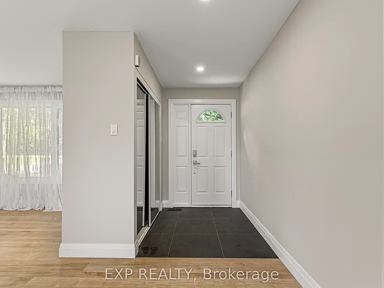 10 Queen Anne Cres — Photo 4