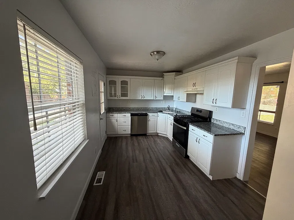3 bed, 1283 sqft, $1,900 — Photo 3