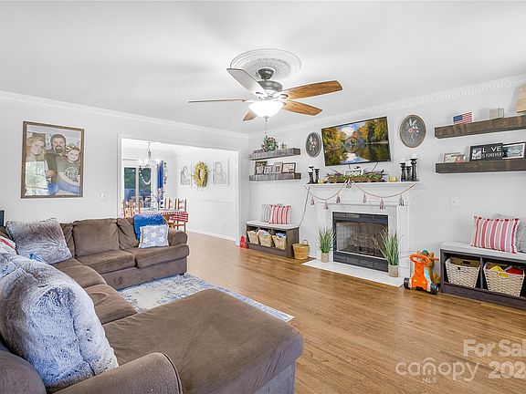 5th image of 907 Brooklee Dr