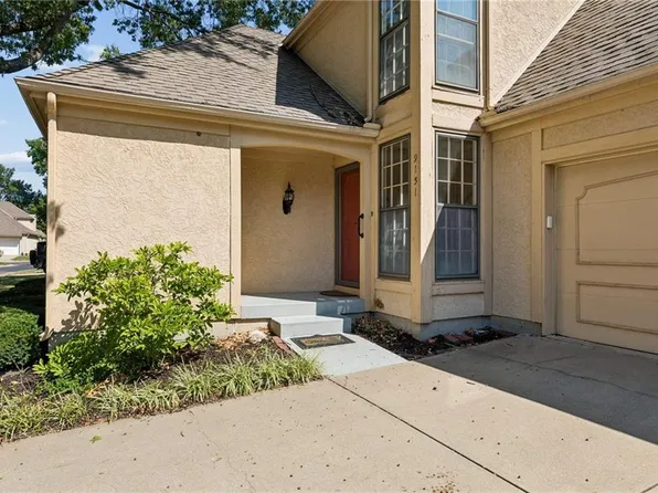 9151 W 102nd Ter, Overland Park, KS 66212