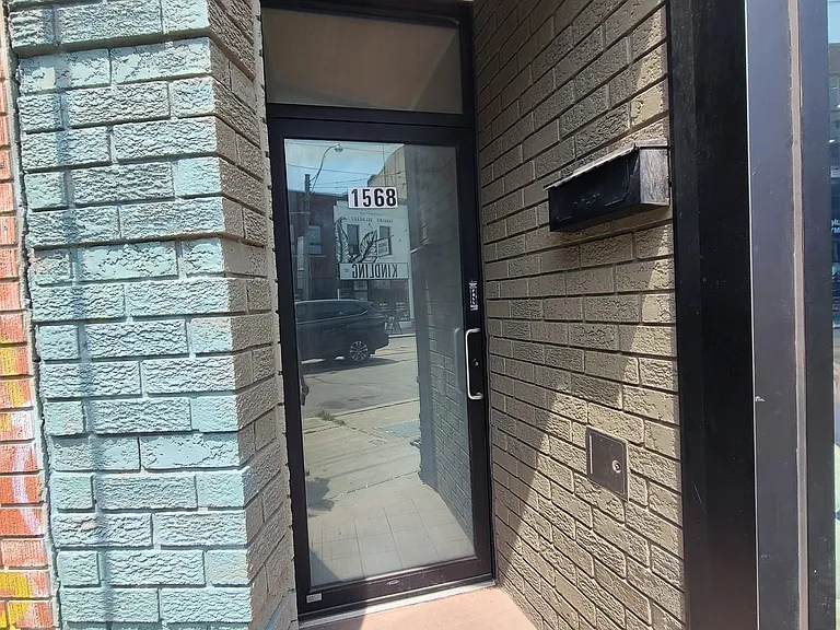 1568 Dundas St W — Photo 1