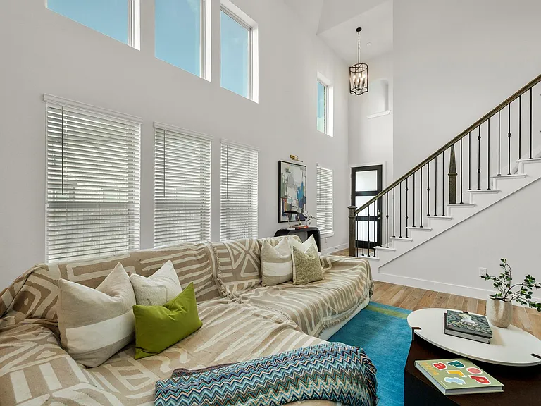 15210 Cortines Ct — Photo 7