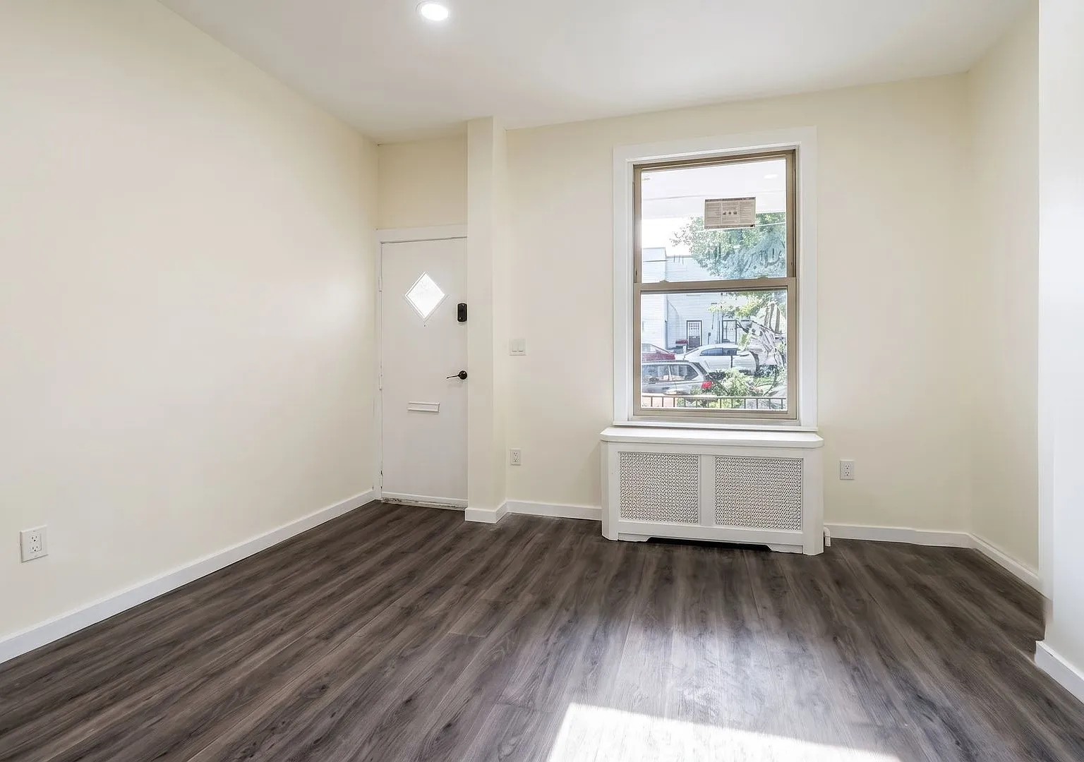 Charming 3 BR/1 BA Philly Row Home with Porch, Deck & Basement — Photo 4