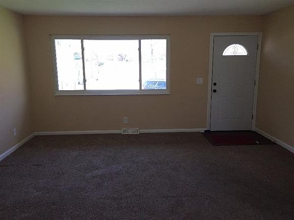 3rd image of 879 Heatherstone Dr