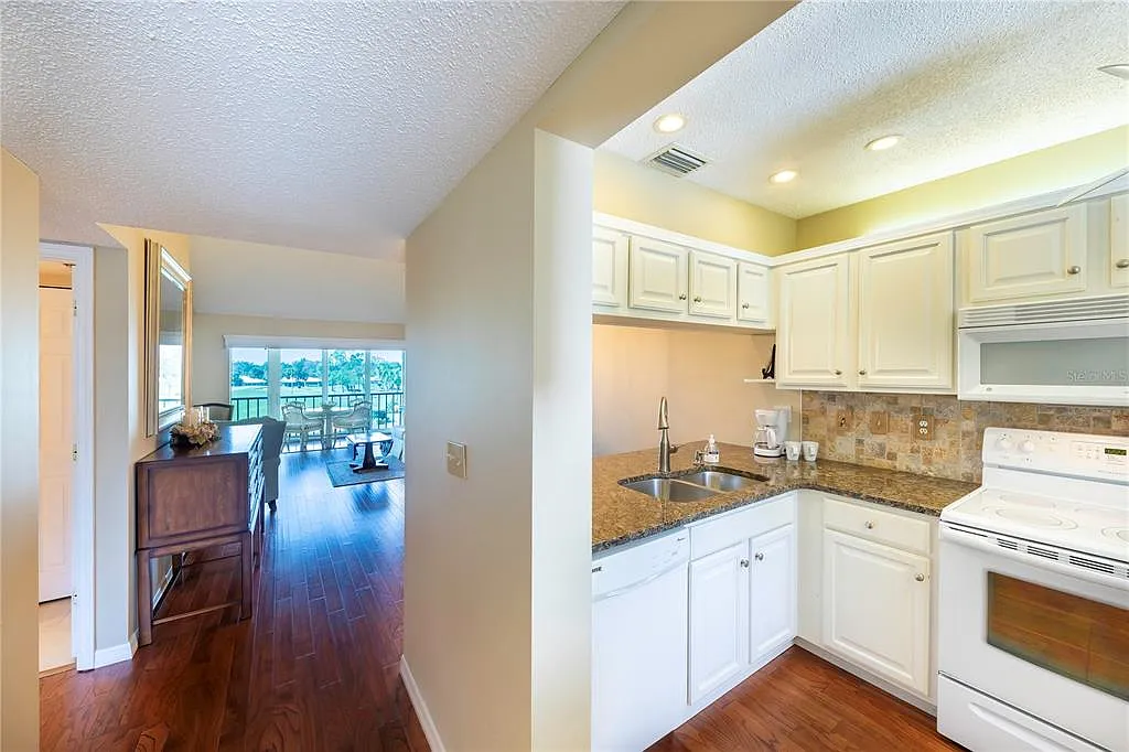 3 bed, 2.0 bath, 1327 sqft, $3,500 — Photo 3