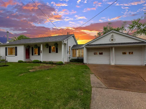 2672 McKelvey Rd, Maryland Heights, MO 63043