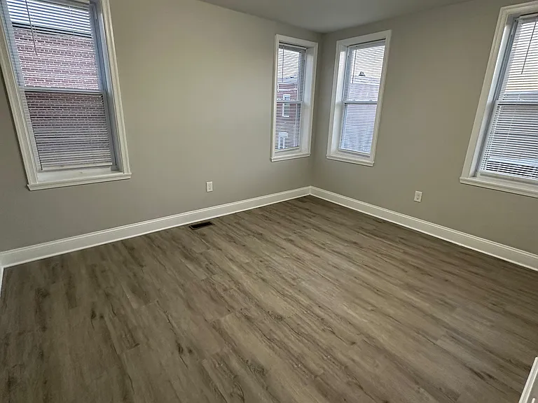 2508 E Madison St — Photo 13