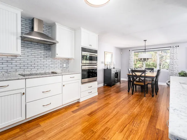 21 Rolling Green Lane, Mashpee, MA 02649