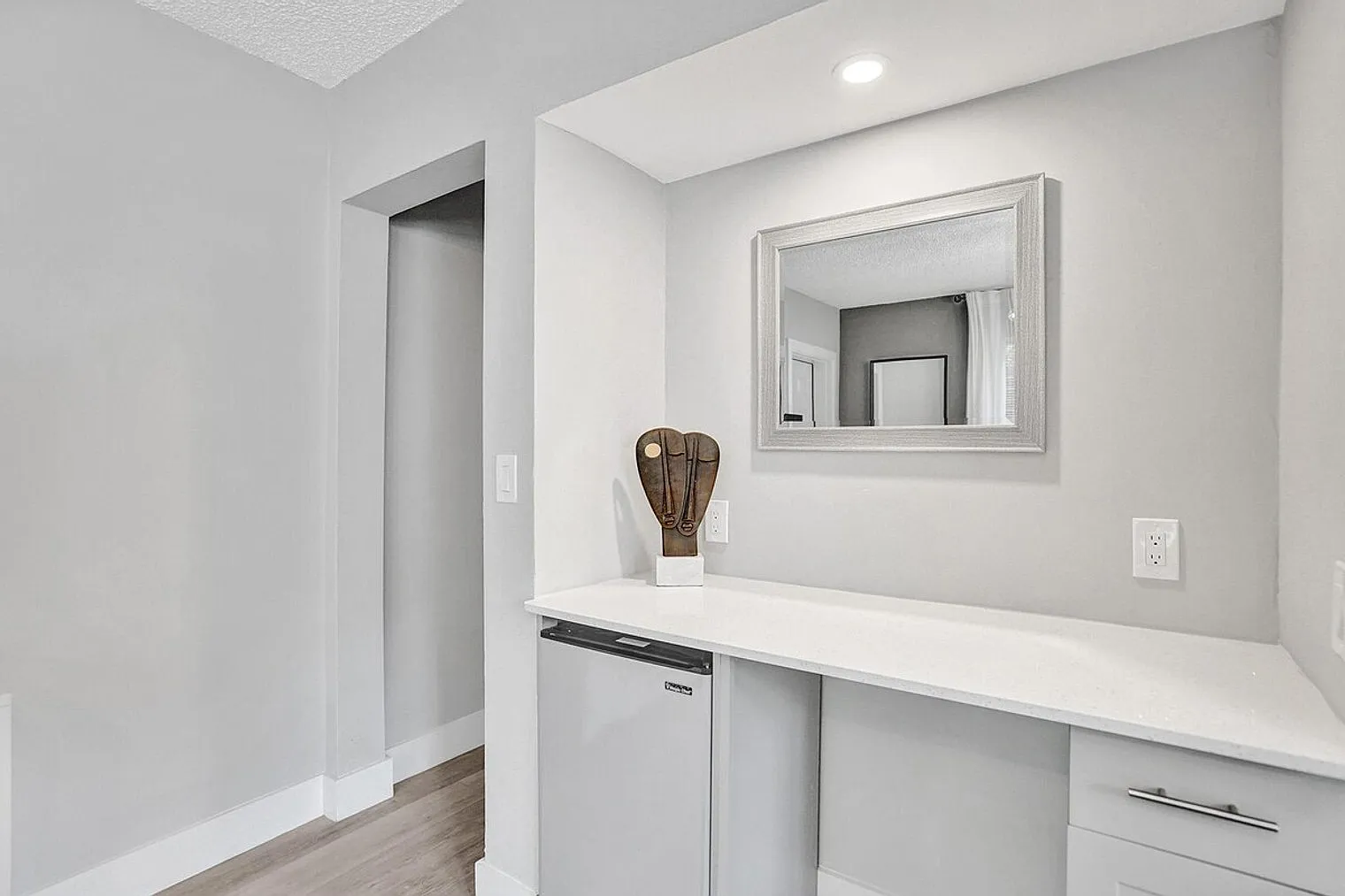 2 bed, 2.0 bath, 1097 sqft, $7,671 — Photo 3